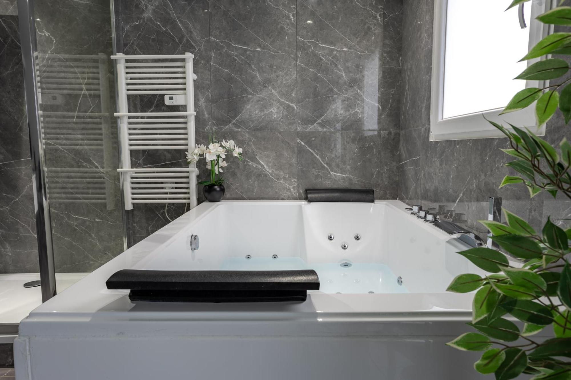 Suite Avec Jacuzzi & Terrasse Savigny-le-Temple Bagian luar foto