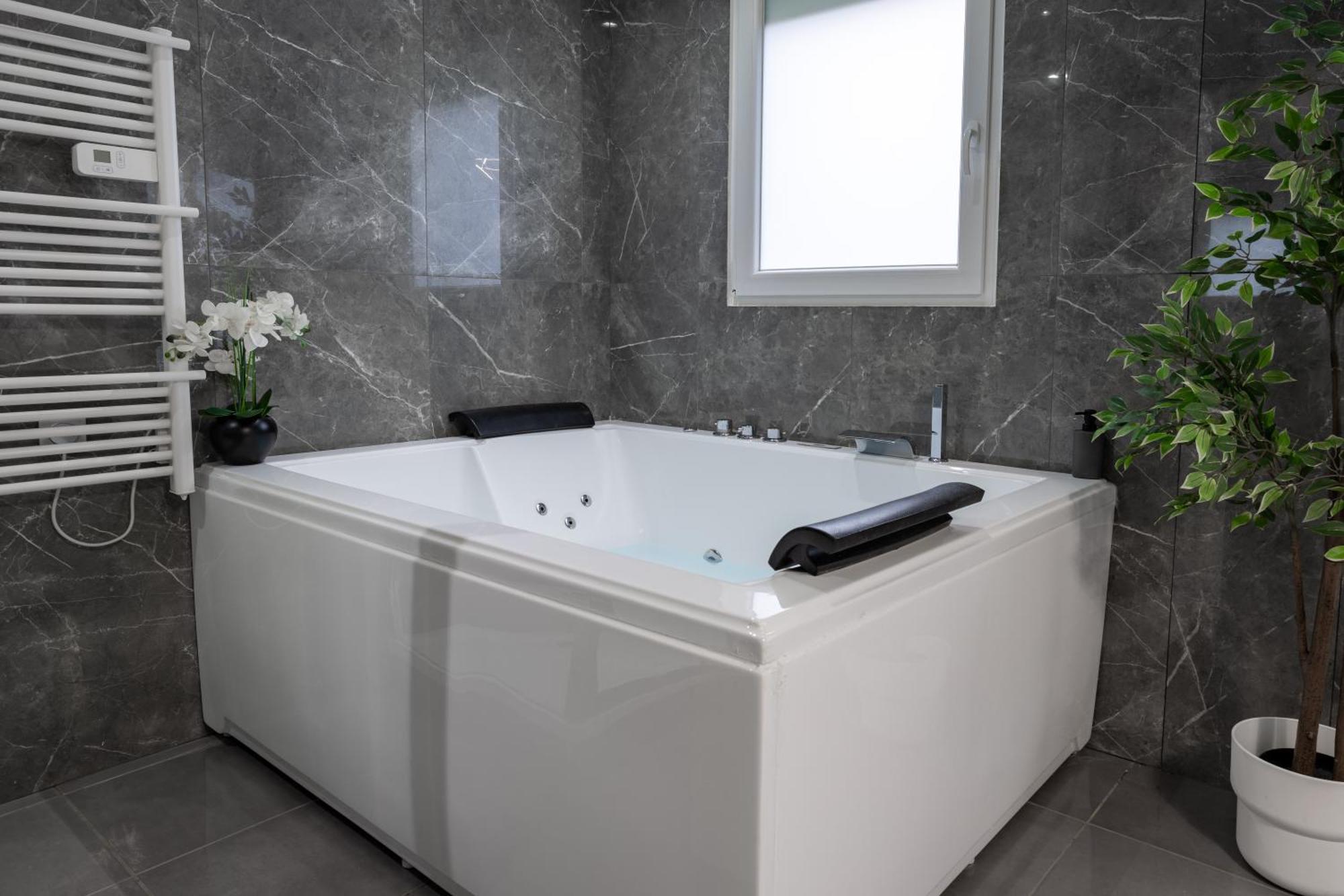 Suite Avec Jacuzzi & Terrasse Savigny-le-Temple Bagian luar foto